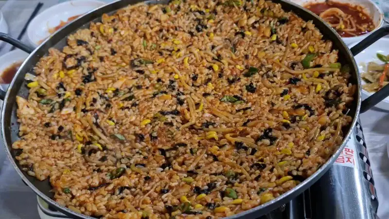 해물찜 양념에 볶아 만든 날치알 볶음밥