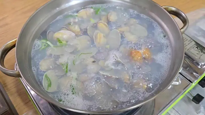 끓고 있는 바지락탕