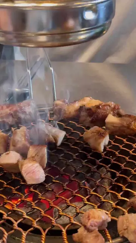 숯불 위에서 익어가는 뼈갈비