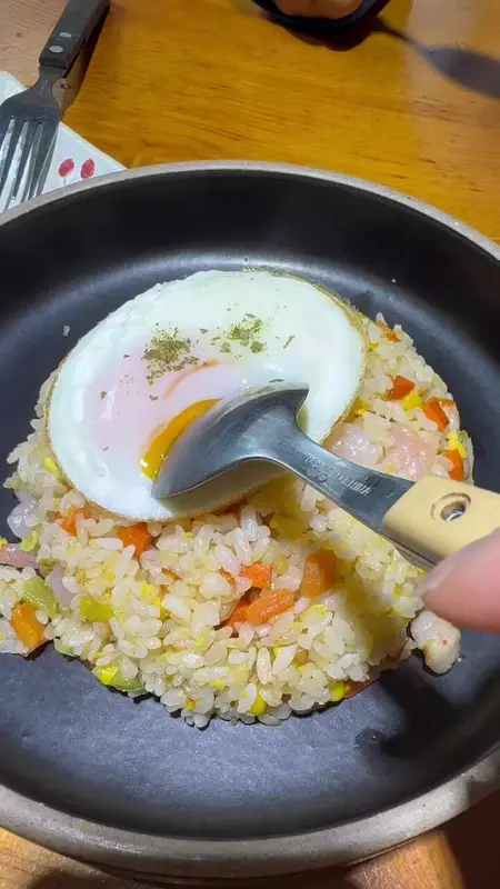 반숙 계란이 올라간 새우볶음밥