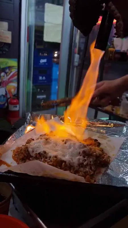 토치로 치즈를 녹이는 모습