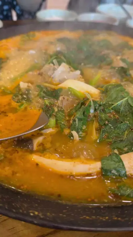 보글보글 끓는 순대 전골의 모습