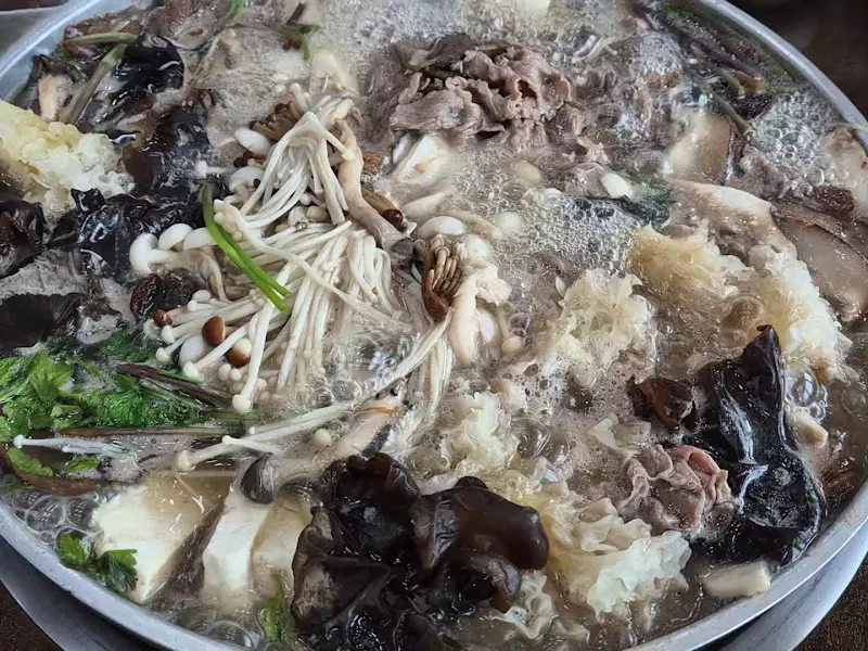 능이버섯전골 끓는 모습