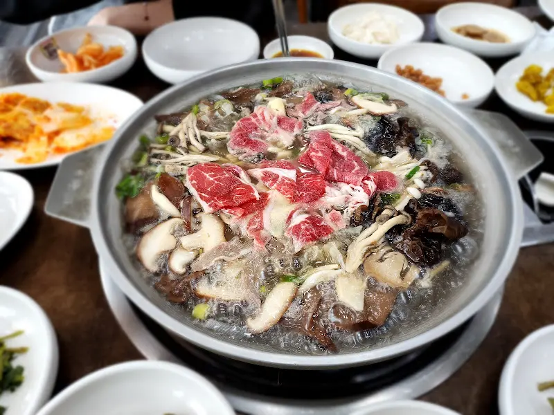 능이버섯전골 전체 상차림