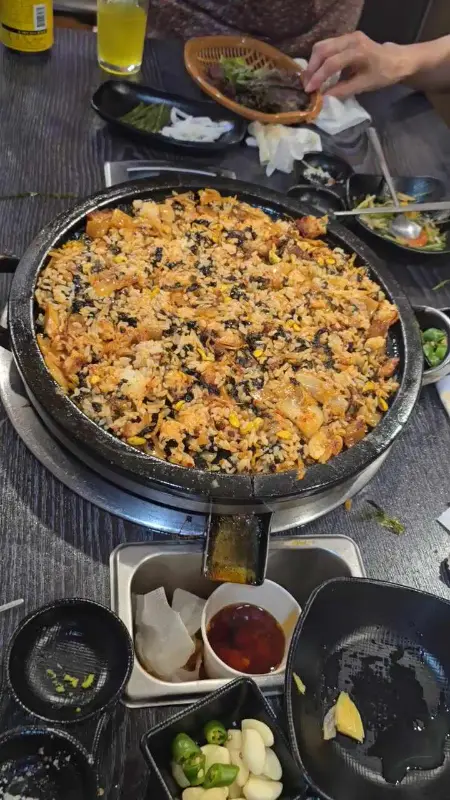 고기와 함께 볶아진 환상적인 볶음밥