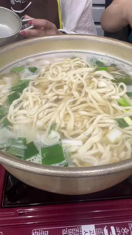 보글보글 끓고 있는 칼국수