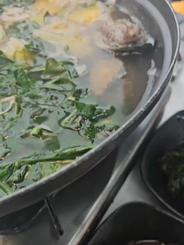 샤브샤브가 끓고 있는 모습