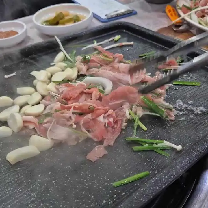 불판 위에서 구워지는 오리 대패