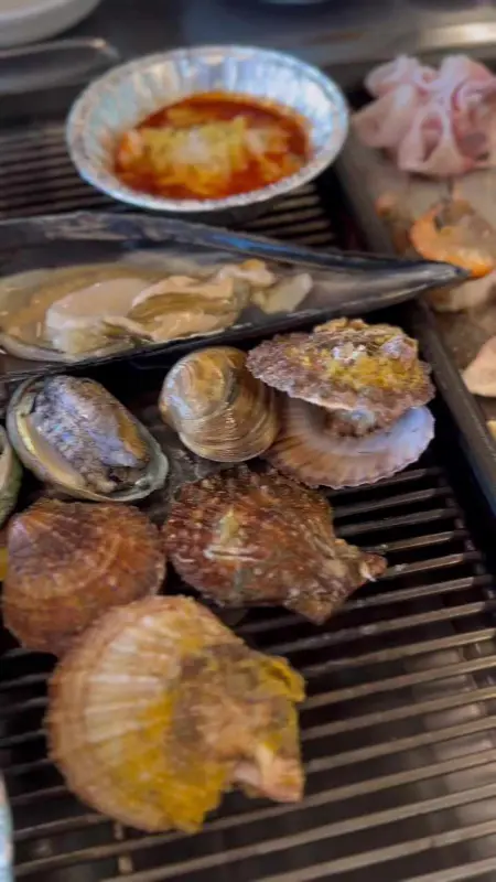 불판 위에서 익어가는 조개들