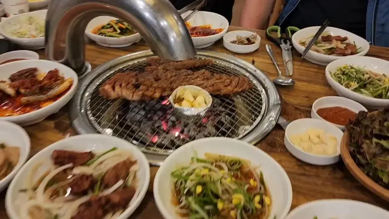 푸짐하게 차려진 돼지갈비 한 상