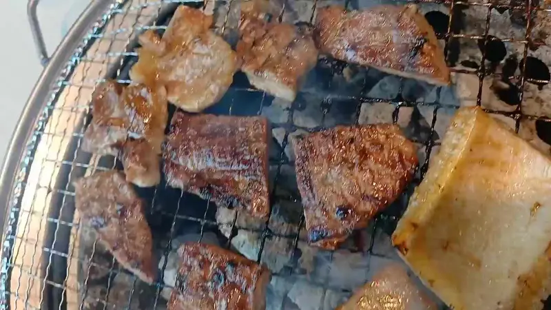 노릇하게 구워진 갈비와 껍데기