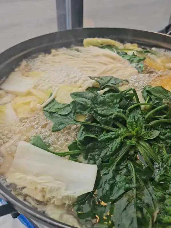 샤브샤브 육수에 채소를 넣어 끓이는 모습