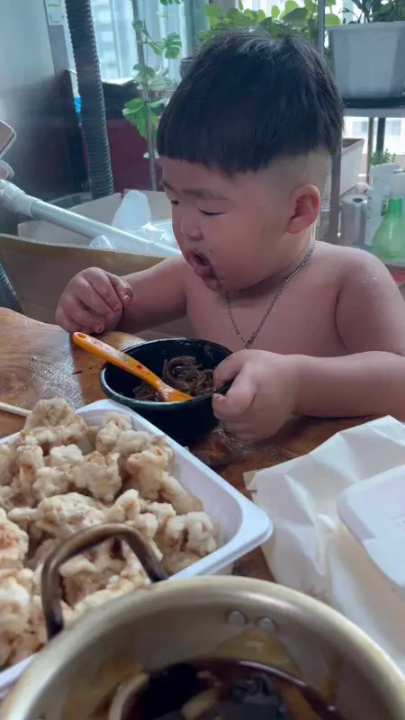 짜장면 먹는 아이