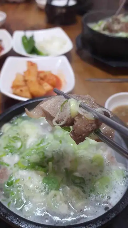 젓가락으로 집어 올린 고기