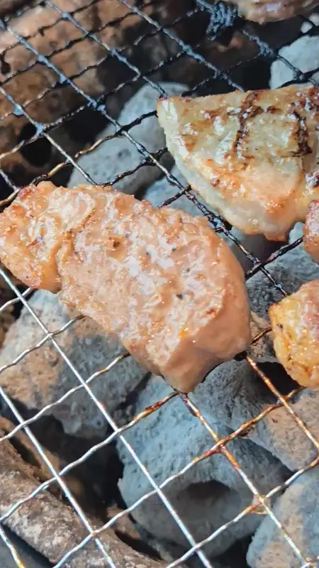 숯불 위에서 맛있게 익어가는 갈비