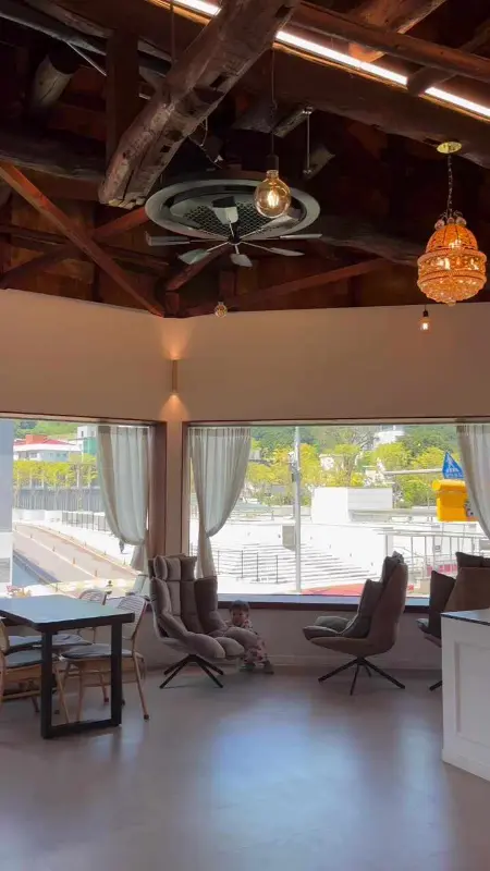 순리당 내부의 넓은 통창과 테이블, 의자가 놓여있는 모습