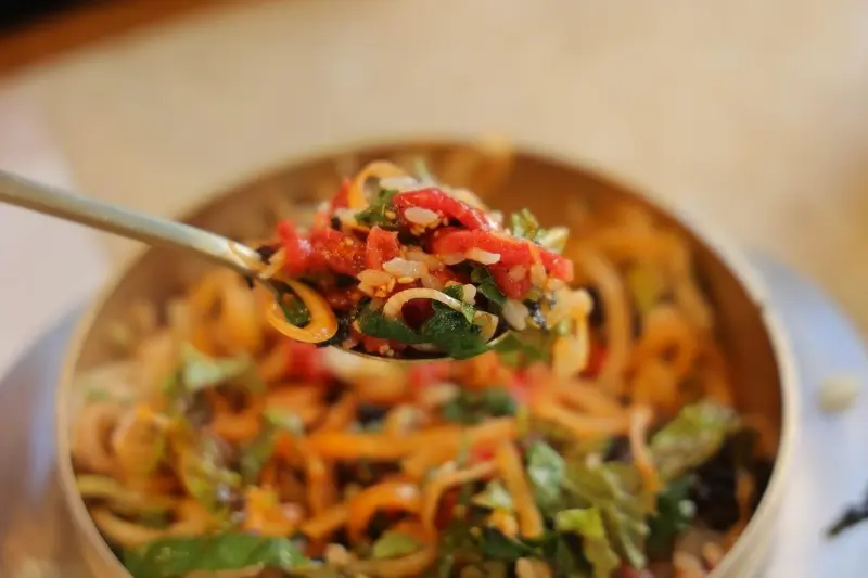 숟가락으로 육회비빔밥을 뜨는 모습