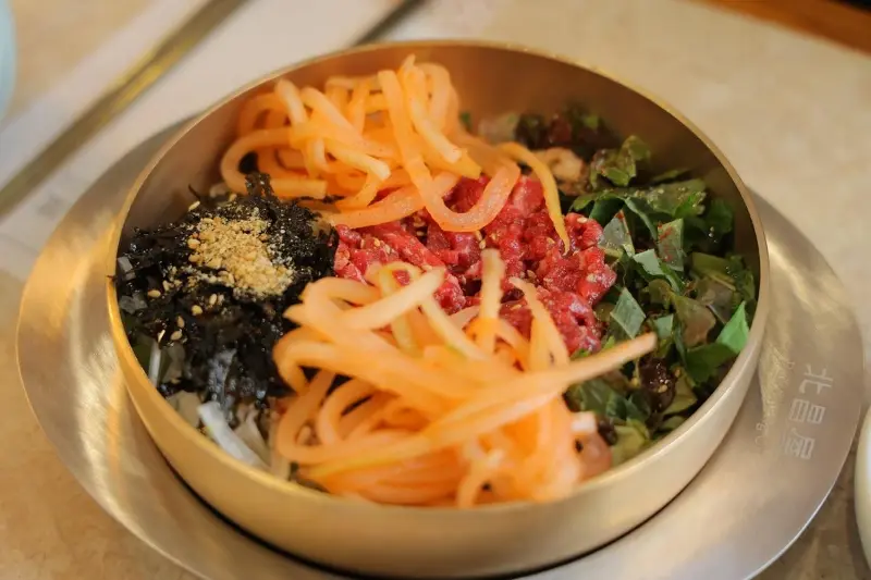 육회비빔밥의 클로즈업 샷