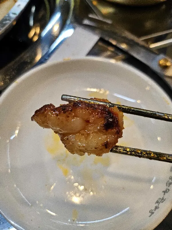 잘 구워진 곱창 한 점