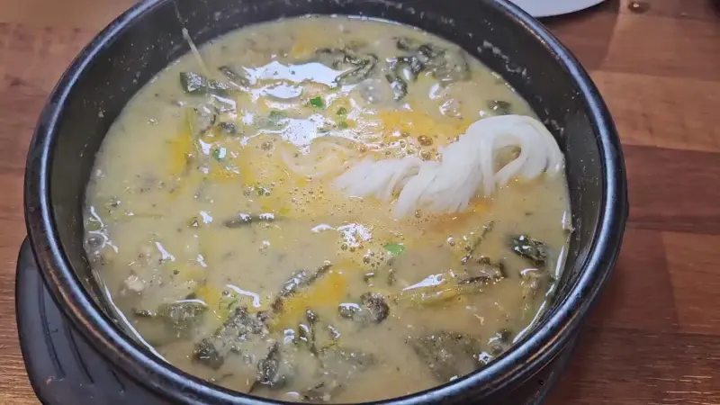 추어탕에 면사리가 담겨있는 모습