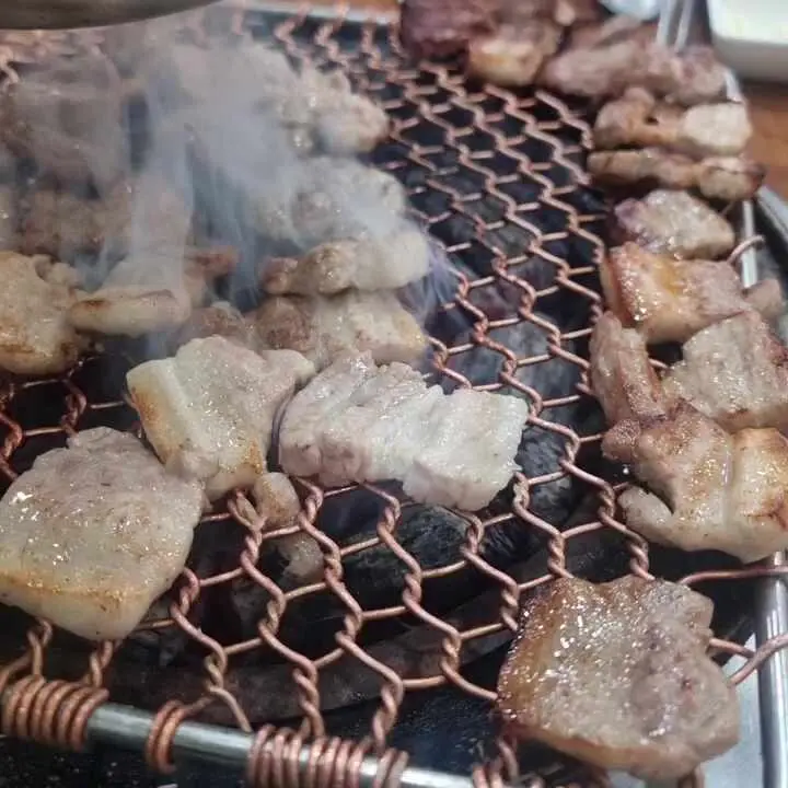 삼겹살을 굽는 모습