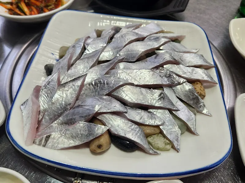 정갈하게 담긴 갈치회