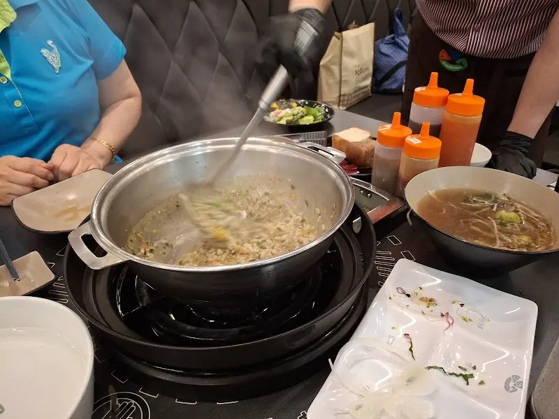 샤브샤브 육수에 고기를 넣어 익히는 모습