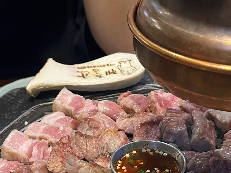 불판 위에서 익어가는 흑돼지