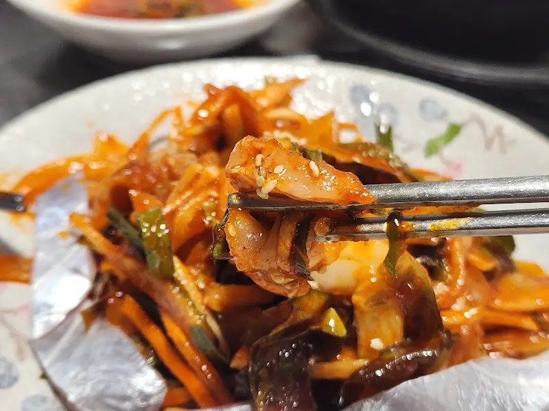 매콤한 양념에 버무려진 회무침