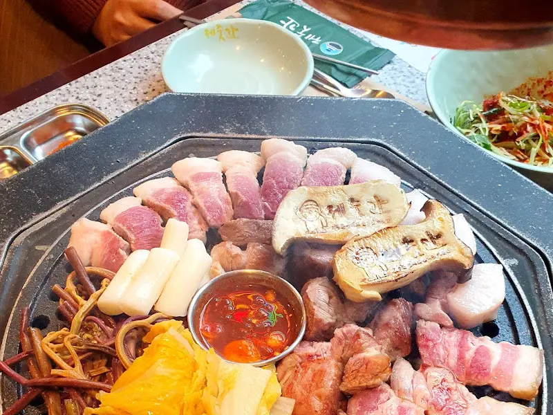 불판 가득한 흑돼지