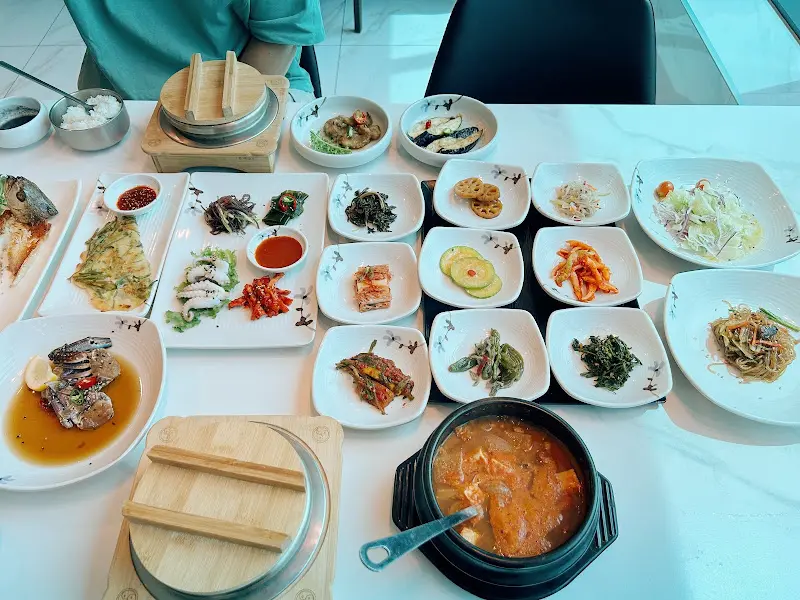 다채로운 밑반찬들이 정갈하게 담겨 나온 모습