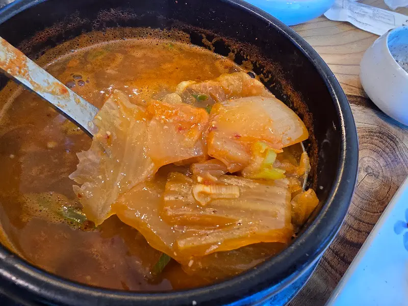 구수한 청국장이 뚝배기에 담겨 보글보글 끓고 있는 모습