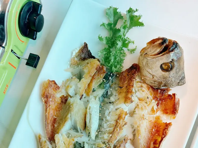 노릇하게 구워진 고등어 구이의 클로즈업 샷