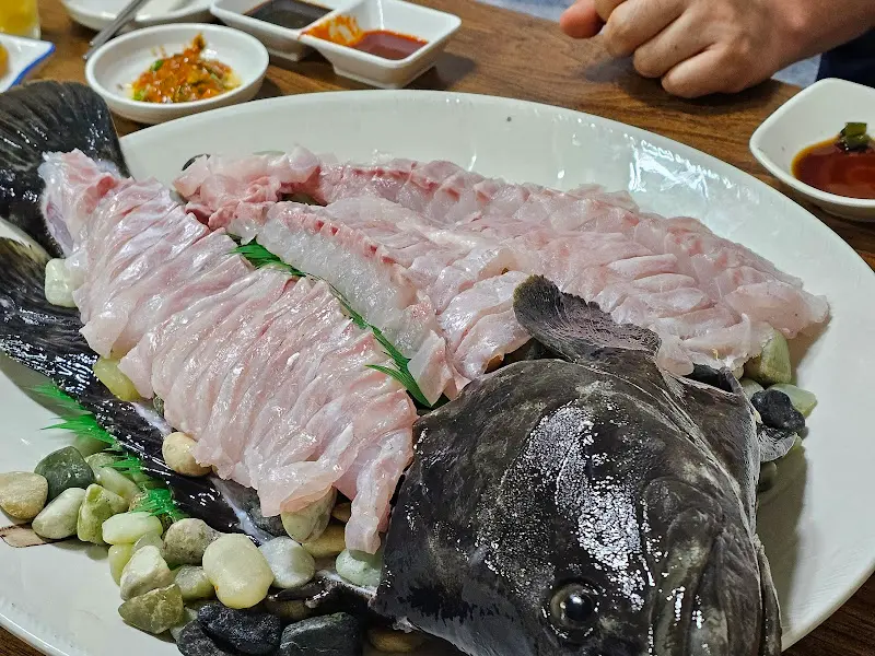 신선한 회 한 상 차림