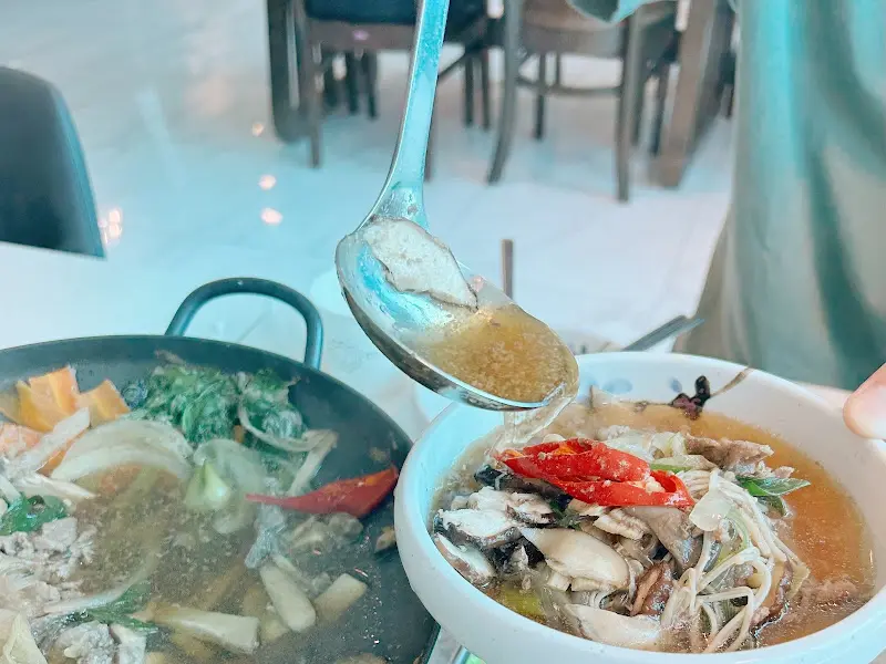 소불고기 전골을 개인 접시에 담아 먹음직스럽게 연출한 모습