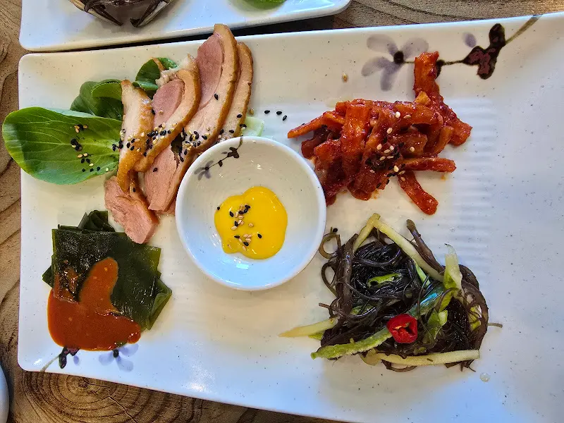 정갈하게 담겨 나온 다양한 종류의 곁들임 반찬