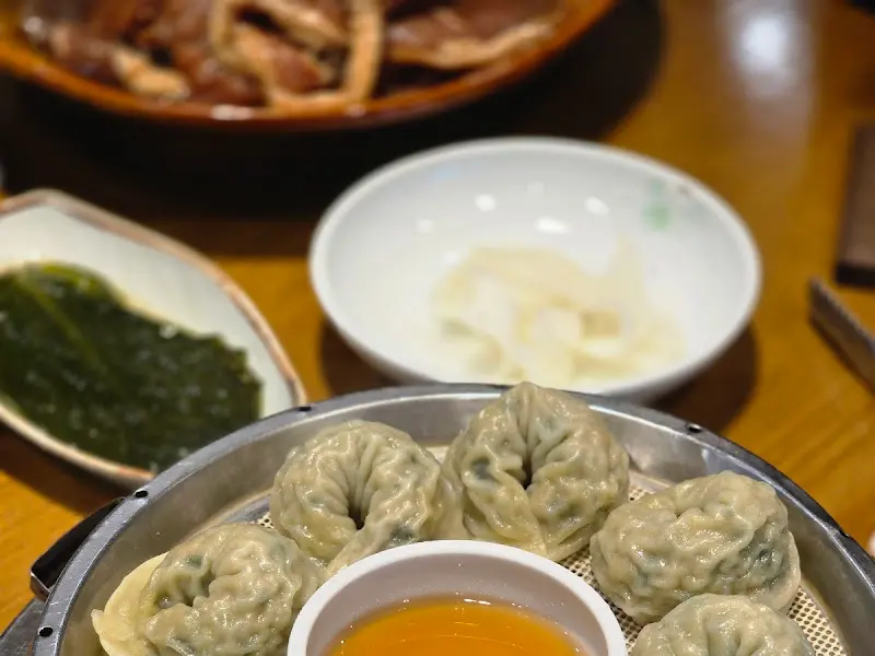 윤기가 흐르는 만두