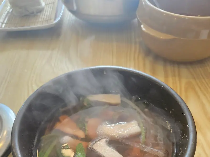 따뜻한 국물과 신선한 문어가 조화로운 문어국밥