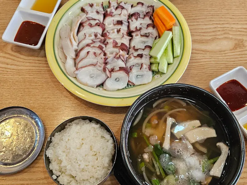 문어숙회와 문어국밥의 환상적인 조합