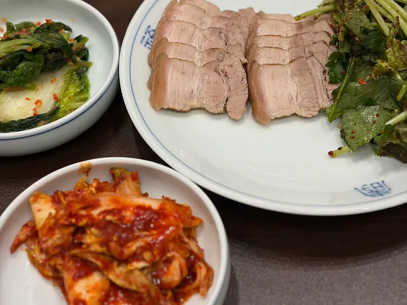 동동메밀집 수육과 김치