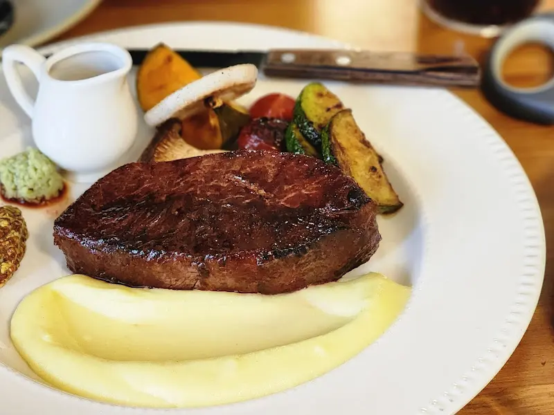 스테이크와 가니쉬가 담긴 접시