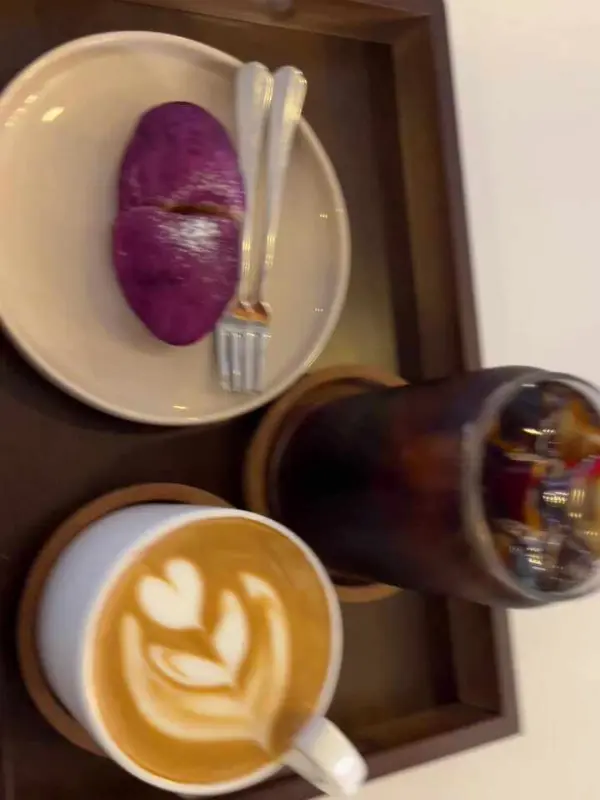 카라멜 크림 커피와 두쫀쿠