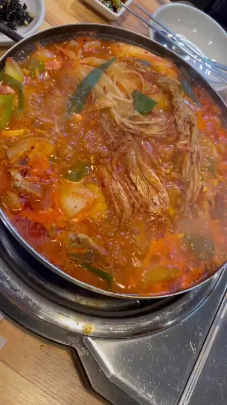 보글보글 끓는 족발탕