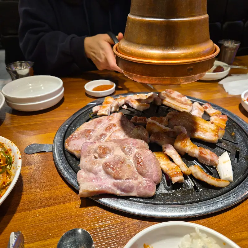 불판 위에서 익어가는 고기