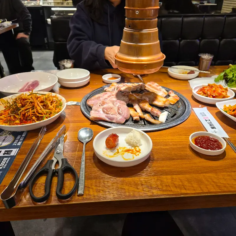 푸짐하게 차려진 테이블