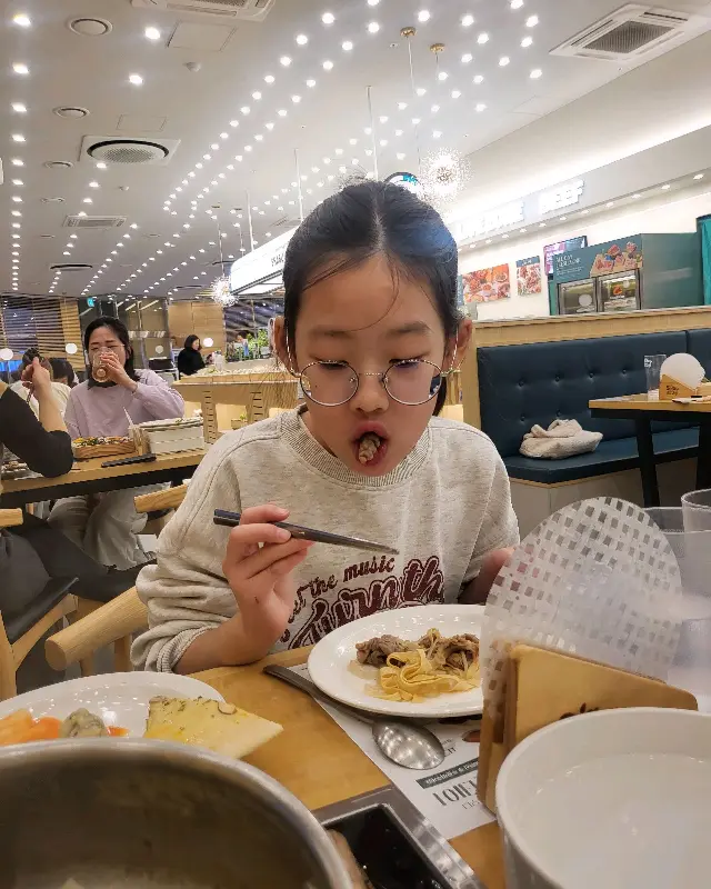 샤브샤브를 즐기는 아이