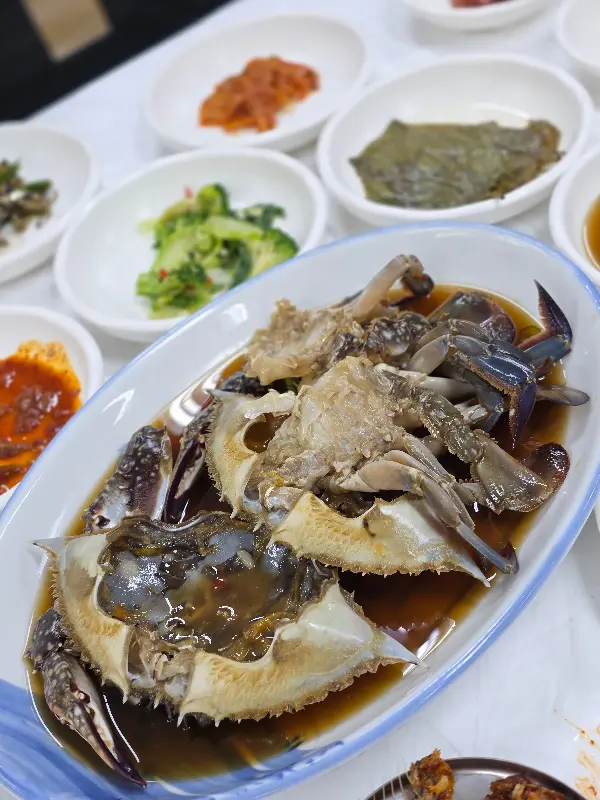 다양한 밑반찬과 간장게장의 조화