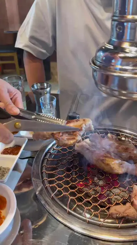 고기를 자르는 모습