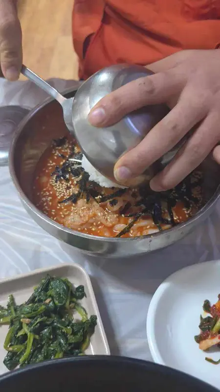 회덮밥에 밥을 넣는 모습