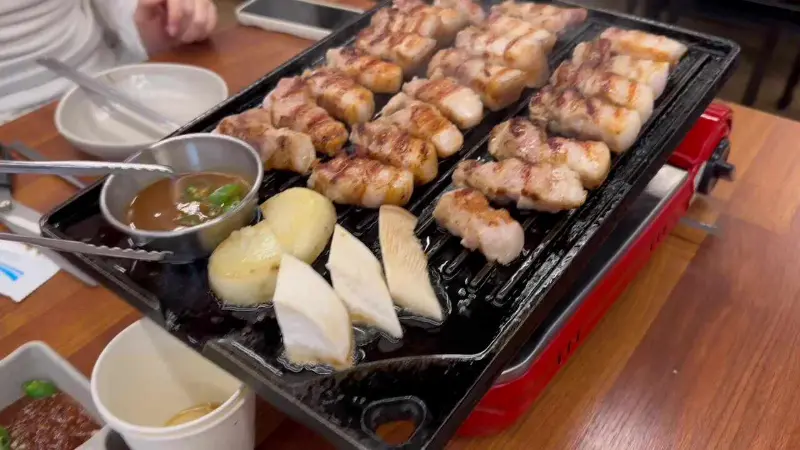 잘 익은 흑돼지 오겹살과 구운 양파, 멜젓